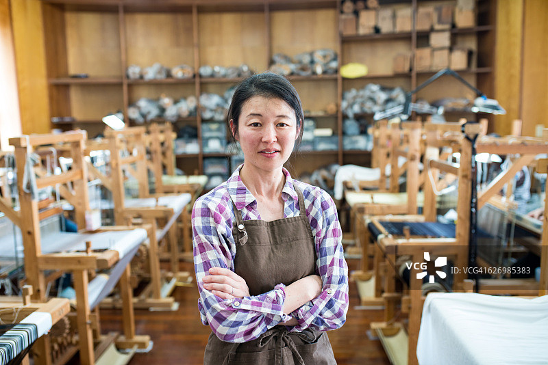 日本纺织工人在她的车间图片素材