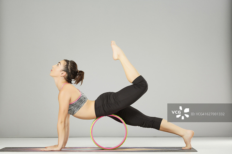 普拉提伸展训练瑜伽轮姿势妇女练习年长瑜伽图片素材
