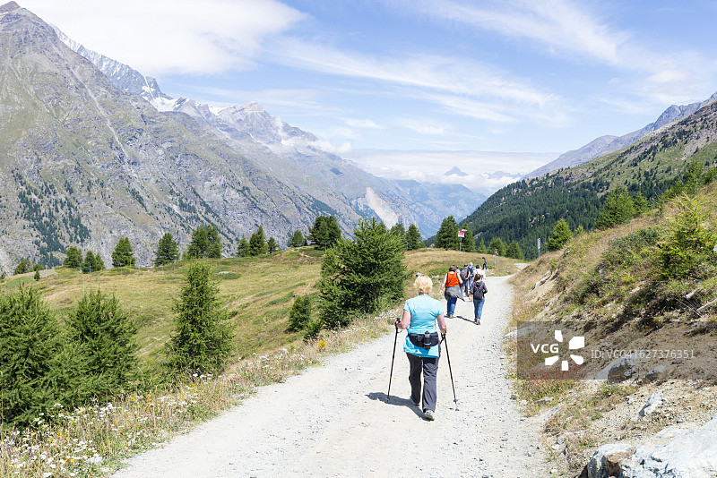 阿尔卑斯山马特洪峰附近的徒步旅行者。图片素材