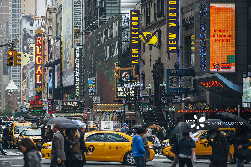 百老汇剧院的广告牌和城市交通，纽约，美国图片素材