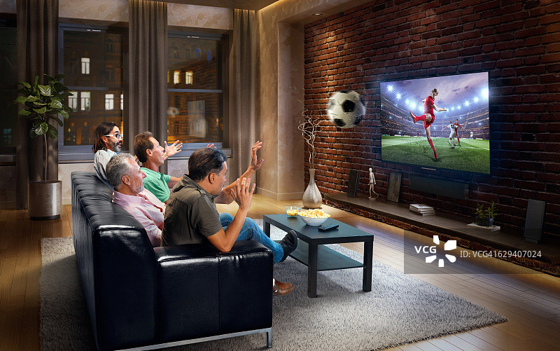 成年人在家看足球比赛图片素材