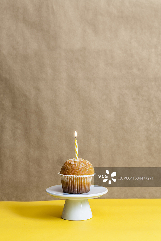 蛋糕架上点着蜡烛的松饼图片素材