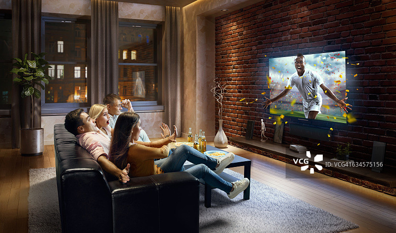 夫妻们在电视上观看非常逼真的足球比赛图片素材