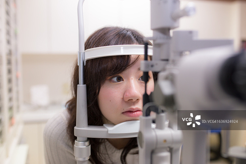 一位年轻女子正在医院检查她的眼睛图片素材