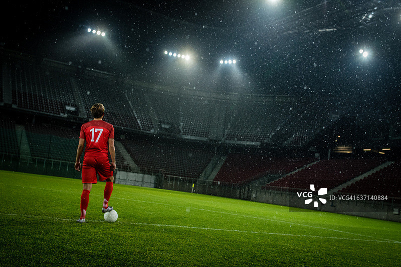 足球运动员站在体育场里图片素材