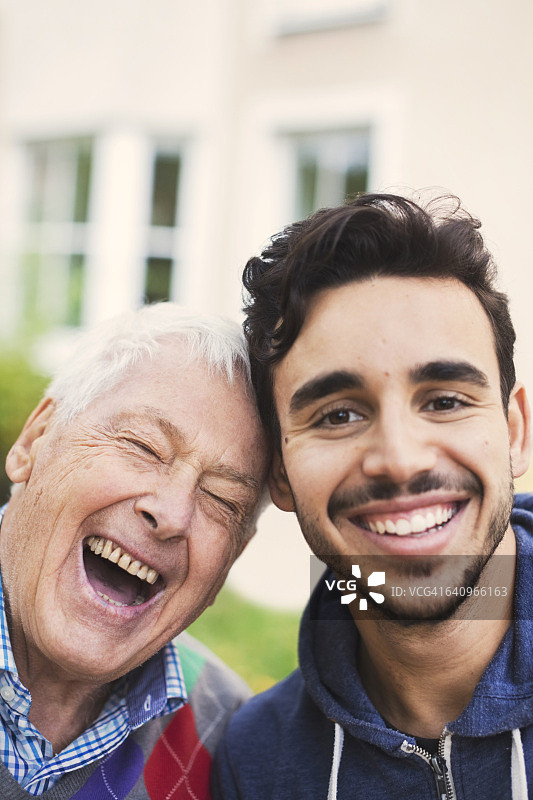 近景肖像看管人与快乐的老人在养老院外图片素材