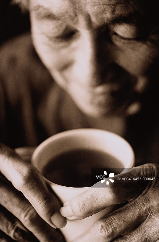 喝茶的老人图片素材