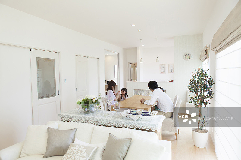 坐在客厅里的日本家庭图片素材