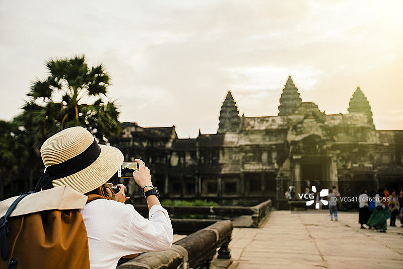 高加索游客拍摄吴哥窟遗址，暹粒，柬埔寨图片素材