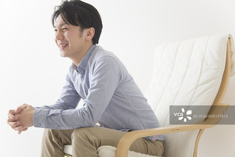 日本人在椅子上放松图片素材