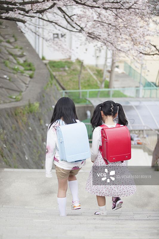 日本小学生走下楼梯图片素材