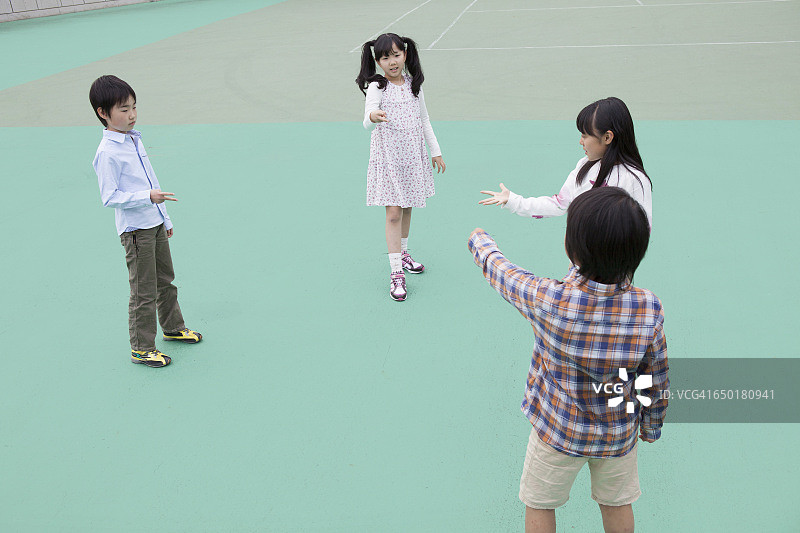 日本小学生为石头剪刀布图片素材