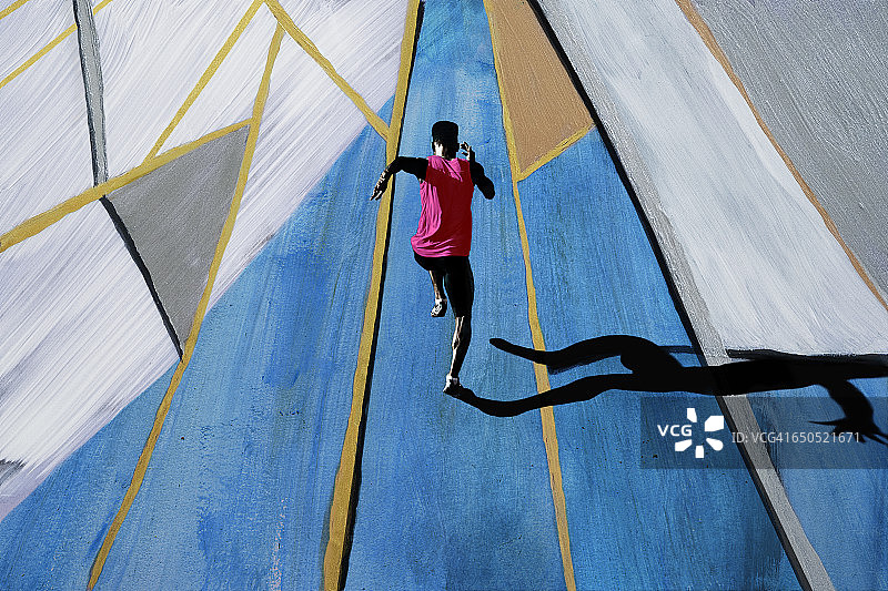 男运动员在短跑，从上方射击图片素材
