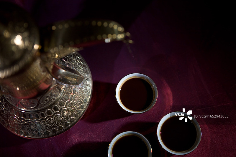 餐后阿拉伯美食，枣和加瓦(阿拉伯咖啡)。图片素材