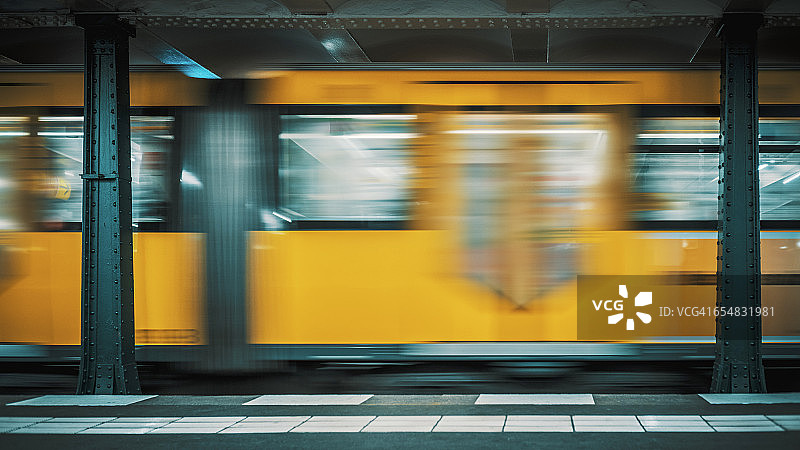 柏林地铁上超速行驶的列车图片素材