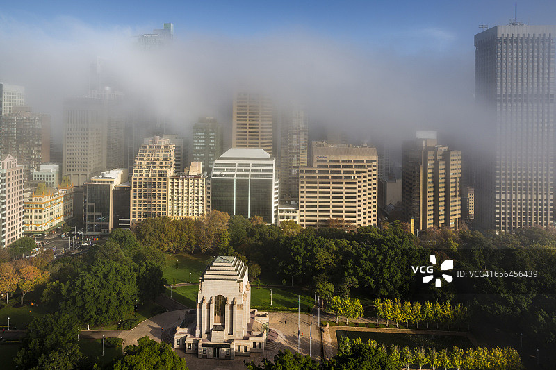 海德公园的澳新军团纪念碑和雾中的城市图片素材