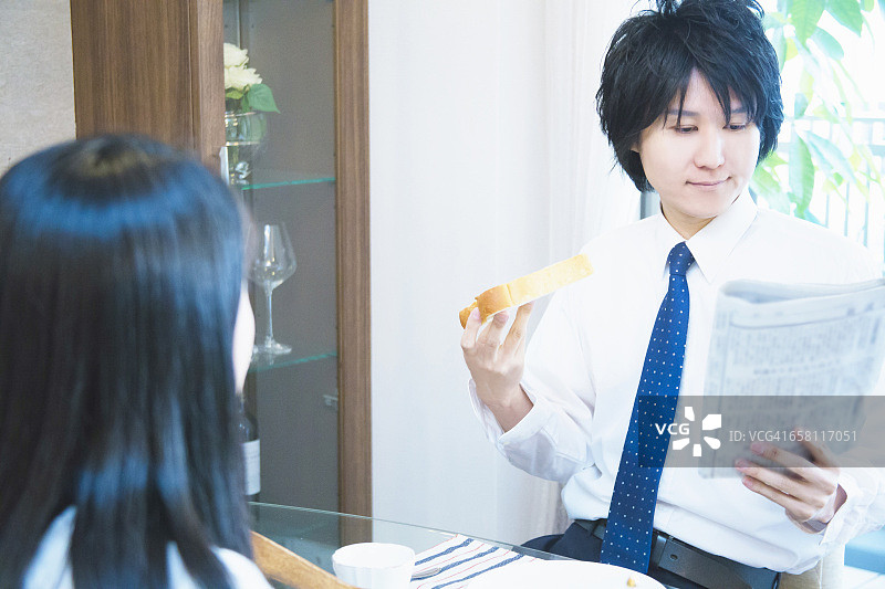 日本夫妇吃早餐图片素材