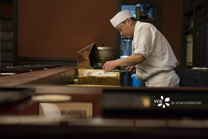 日本厨师准备鱼图片素材