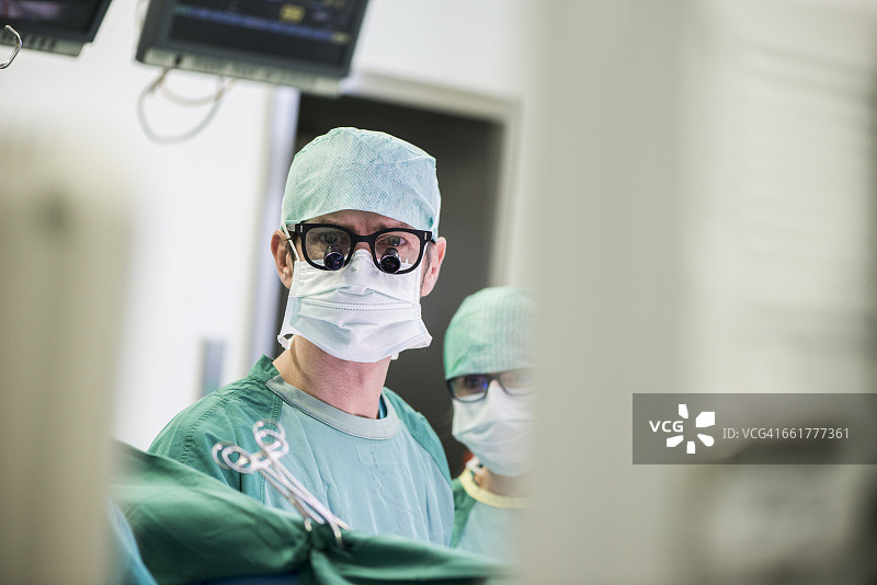 手术室的外科医生和手术室护士图片素材