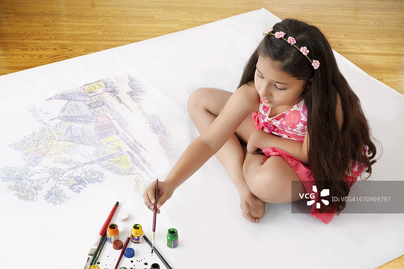 女孩坐在地板上用水彩画图片素材