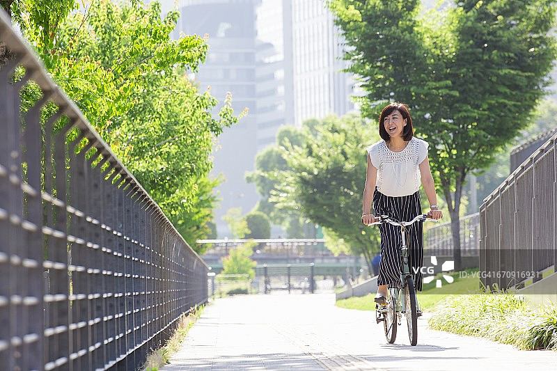 骑自行车的女人图片素材