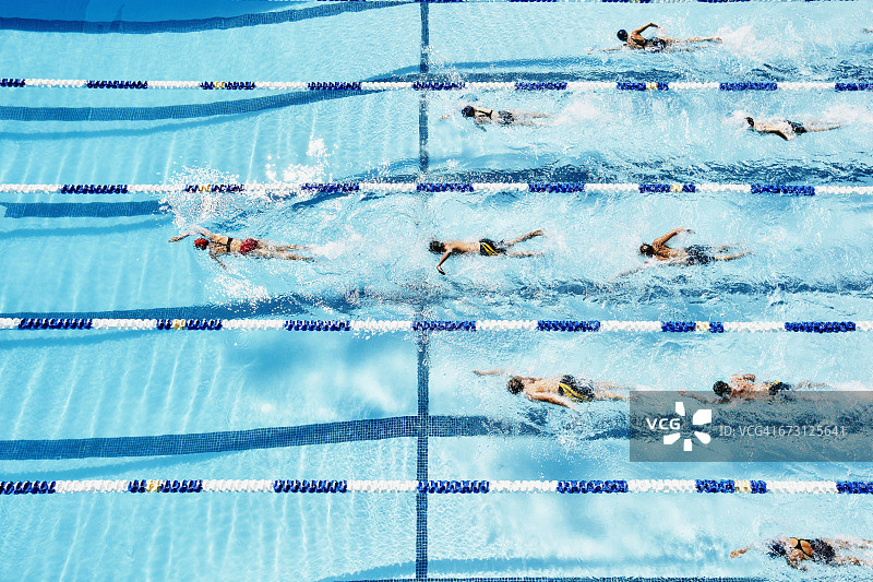 游泳运动员带领一组竞技游泳运动员图片素材