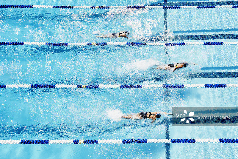 竞技游泳运动员在室外游泳池比赛图片素材