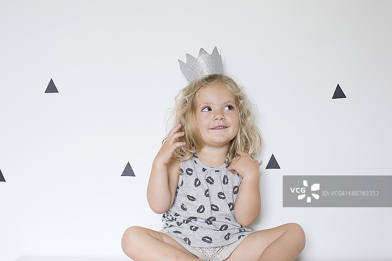 小女孩戴着纸王冠图片素材