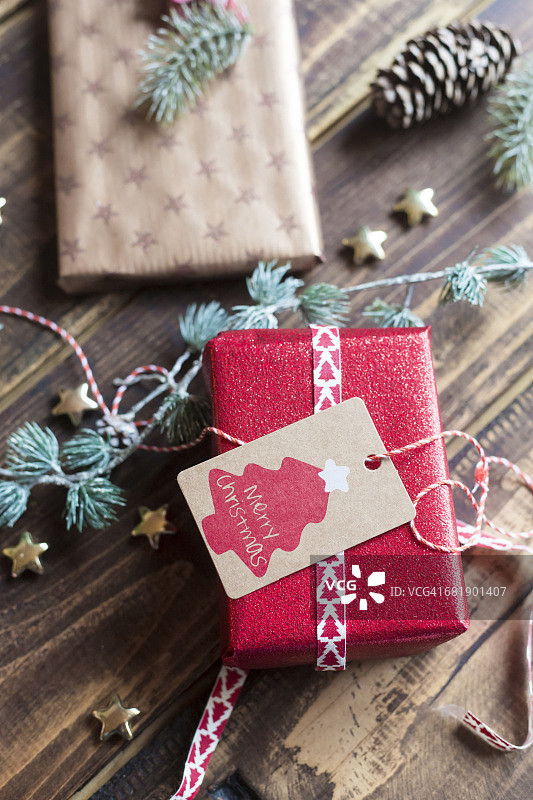 圣诞节装饰和木质包装的礼物图片素材