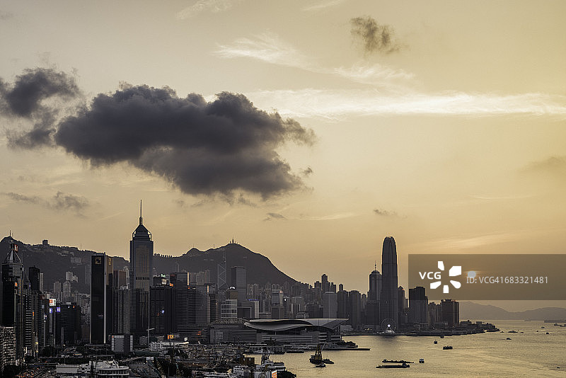 夕阳下的香港天际线图片素材