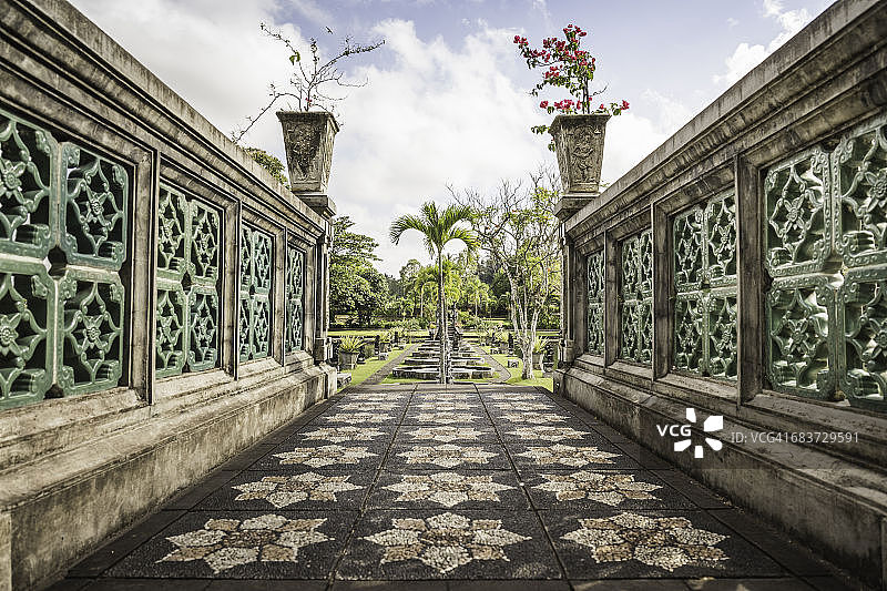 观赏性的石头走道和正式的花园，Amlapura，巴厘岛，印度尼西亚图片素材