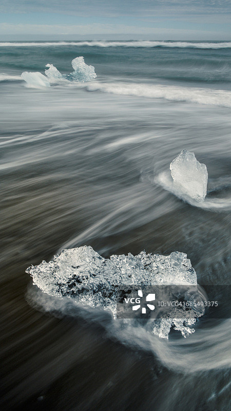 冰岛南部Jokulsarlon泻湖海滩上的冰图片素材