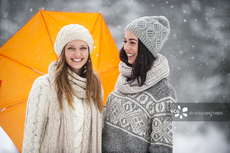 两个朋友在冬天穿着针织品图片素材