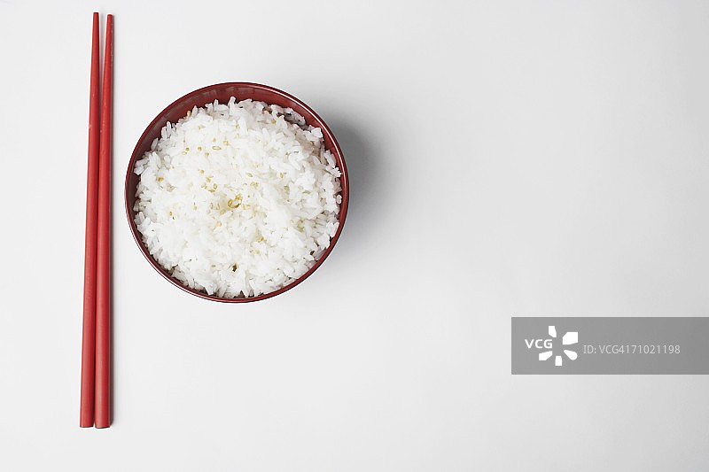 高角度观看一双筷子附近的一碗米饭图片素材