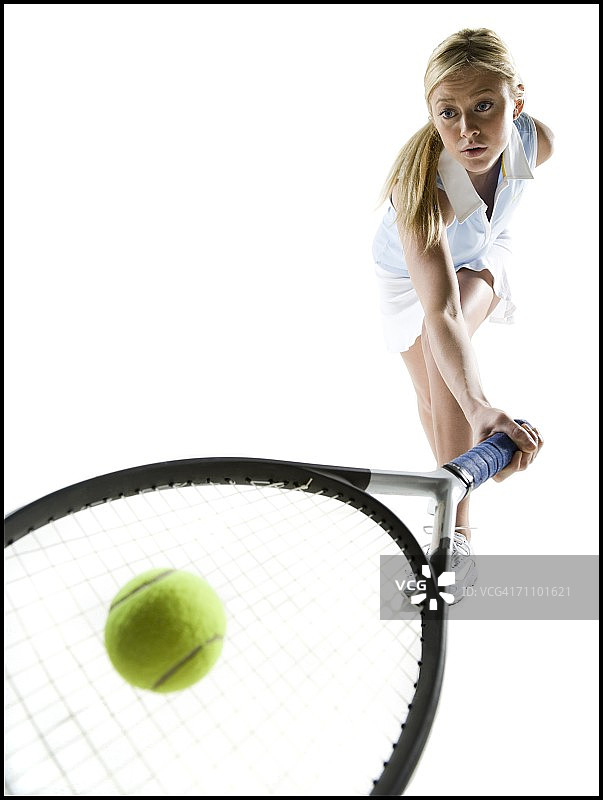 一个年轻女子打网球的特写图片素材