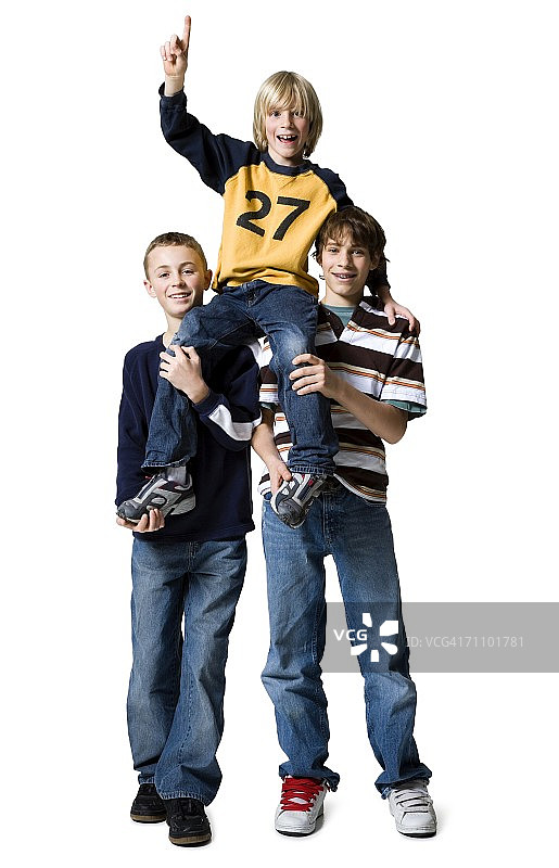 两个男孩扛着一个男孩的肖像图片素材