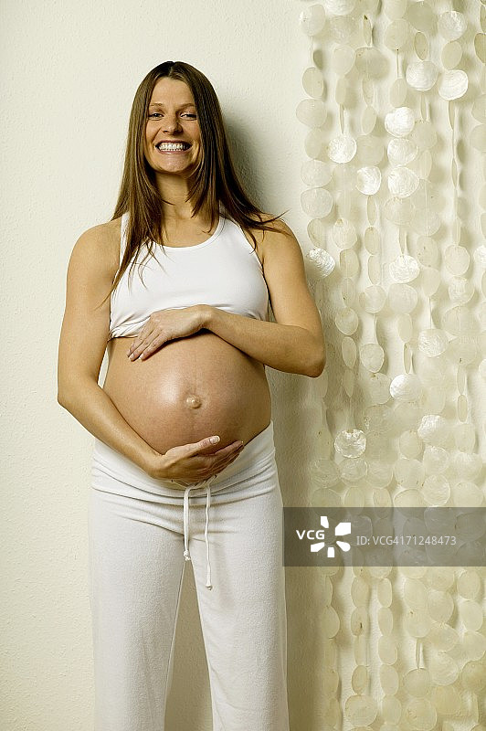 手放在肚子上的孕妇图片素材