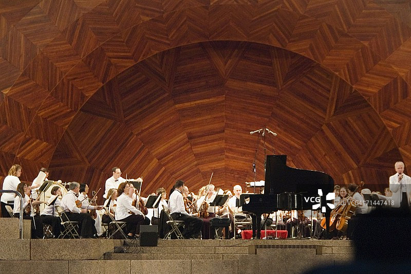 一组音乐家在舞台上，波士顿，马萨诸塞州，美国图片素材