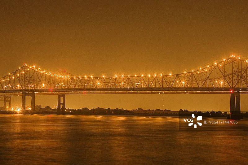 大桥在夜晚点亮，密西西比河，新奥尔良，路易斯安那州，美国图片素材