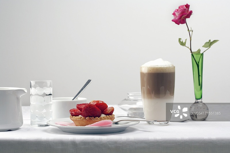 浪漫的早餐，草莓挞和玫瑰图片素材