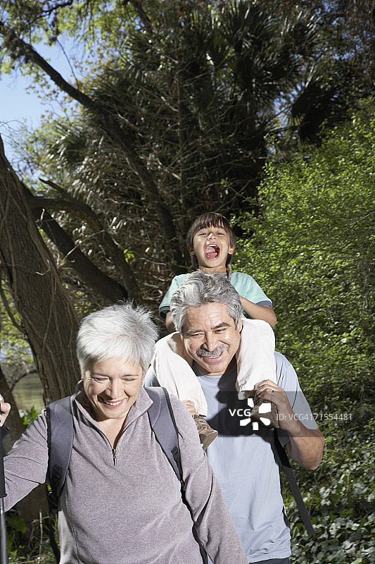 西班牙祖父母和孙子在大自然中散步图片素材