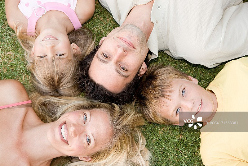 一家人躺在草地上图片素材