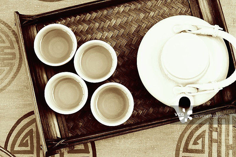高角度的茶壶和茶杯在一个托盘图片素材