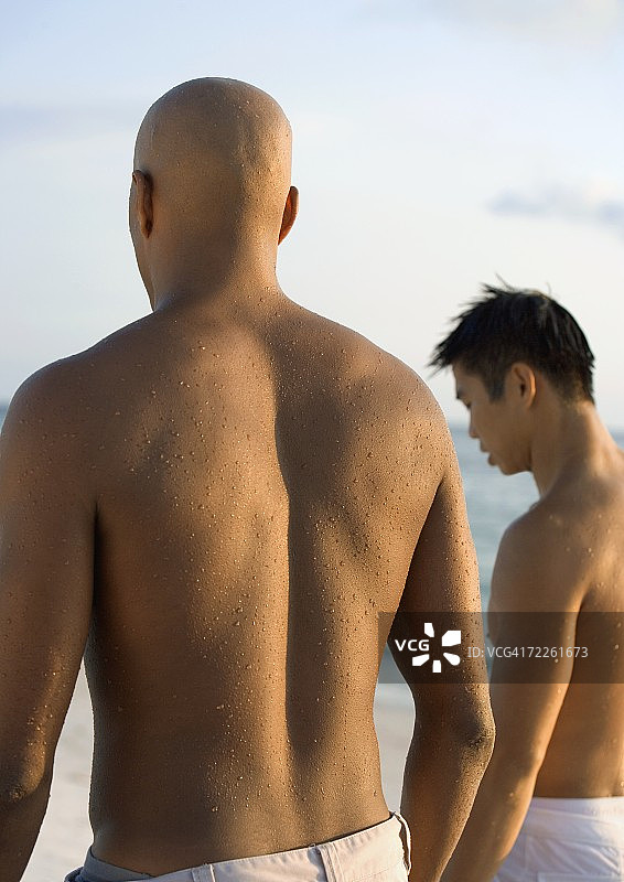 两个人站在海滩上图片素材
