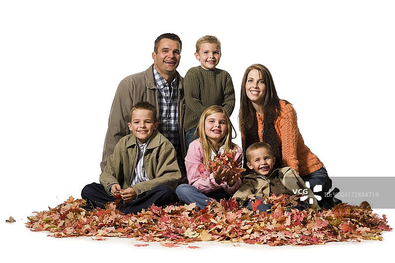 一家人在一堆落叶中摆姿势图片素材