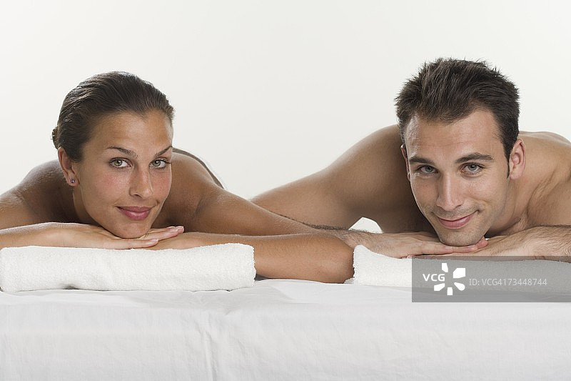 一对情侣靠在毛巾上并排躺着图片素材