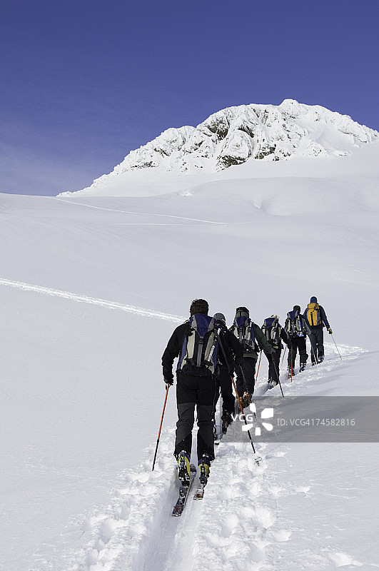 一群人在雪地上爬山，后视镜图片素材