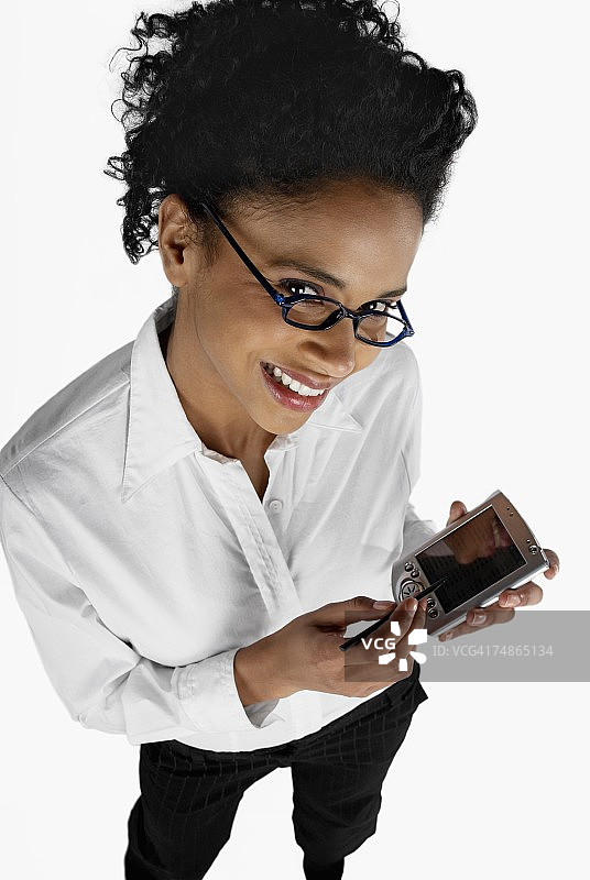一名女商人用数码笔操作手持设备的肖像图片素材