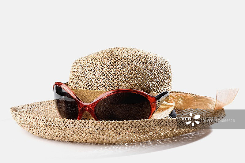 一个带太阳镜的草帽的特写图片素材