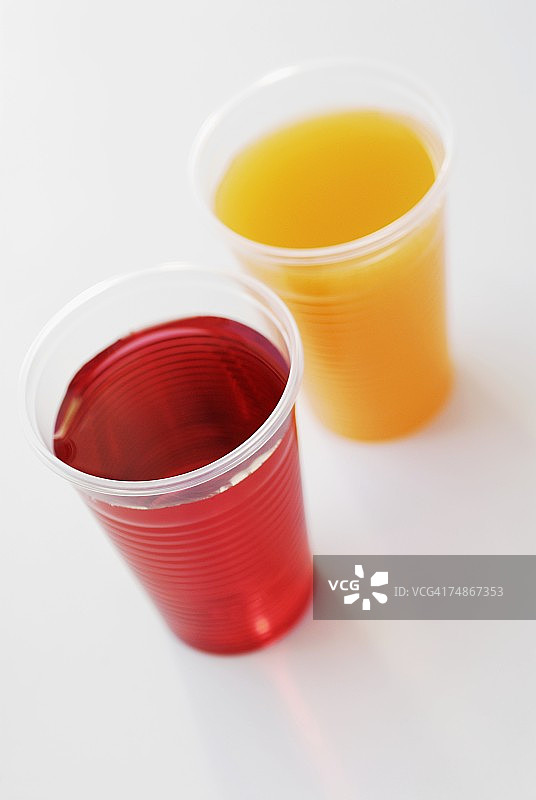 两杯果汁的高角度视图图片素材